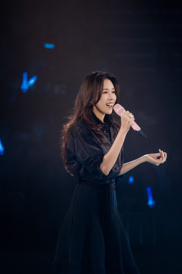 林家謙演唱會2025｜第五場嘉賓莫文蔚飛意大利返港 自肥現場親簽專輯《全身》