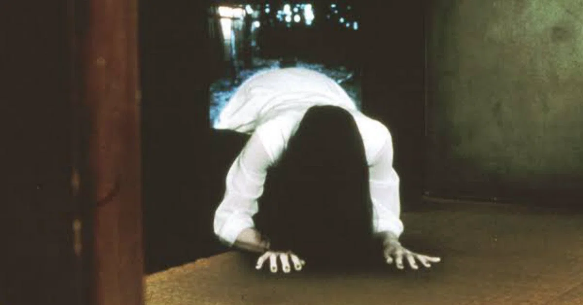 車cam直擊｜北角深夜驚現貞子出沒 司機嚇到剎車 網民熱議係人定鬼