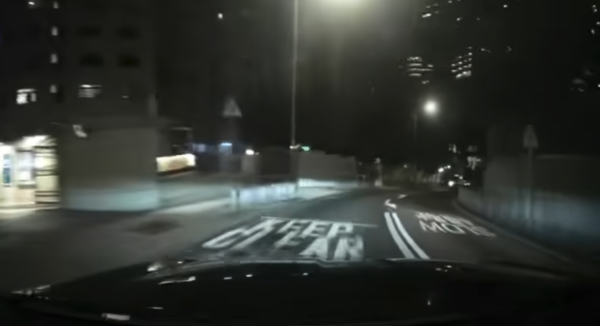 櫃員機吐出黐膠紙$500 港女慘呻銀行職員都唔信 銀行最終咁處理