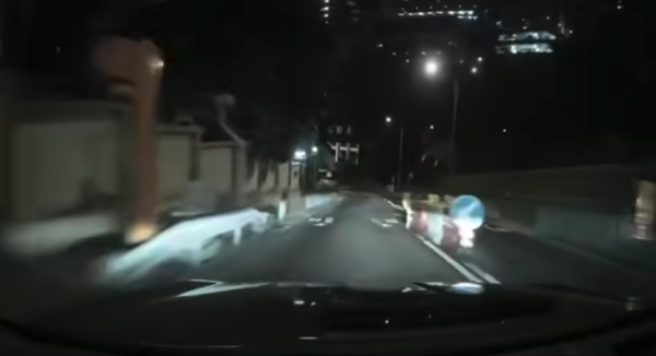 車cam直擊｜北角深夜驚現貞子出沒 司機嚇到剎車 網民熱議係人定鬼
