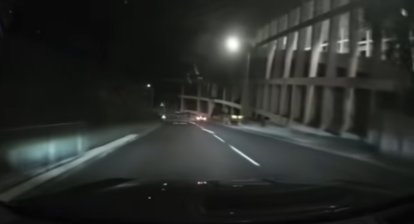 車cam直擊｜北角深夜驚現貞子出沒 司機嚇到剎車 網民熱議係人定鬼