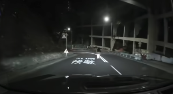 櫃員機吐出黐膠紙$500 港女慘呻銀行職員都唔信 銀行最終咁處理