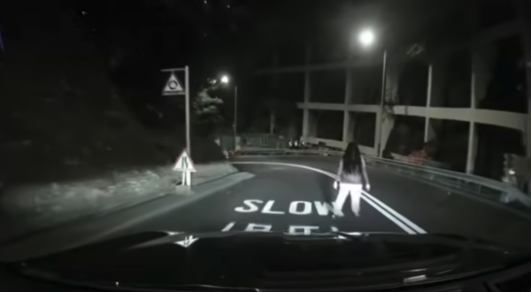 車cam直擊｜北角深夜驚現貞子出沒 司機嚇到剎車 網民熱議係人定鬼