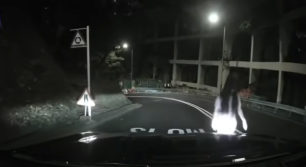 車cam直擊｜北角深夜驚現貞子出沒 司機嚇到剎車 網民熱議係人定鬼