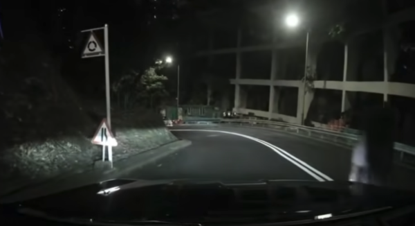 櫃員機吐出黐膠紙$500 港女慘呻銀行職員都唔信 銀行最終咁處理