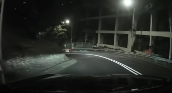 車cam直擊｜北角深夜驚現貞子出沒 司機嚇到剎車 網民熱議係人定鬼