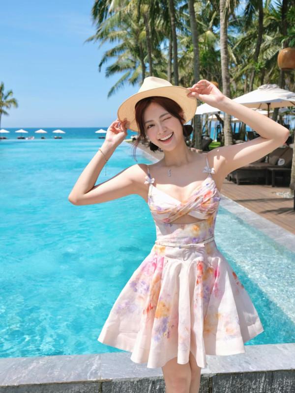 25歲游嘉欣一反常態罕晒泳衣照開邪惡大窿 身材二度發育眼前一亮：太犯規！