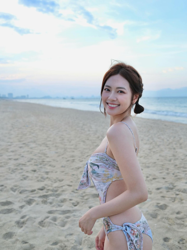 25歲游嘉欣一反常態罕晒泳衣照開邪惡大窿 身材二度發育眼前一亮：太犯規！