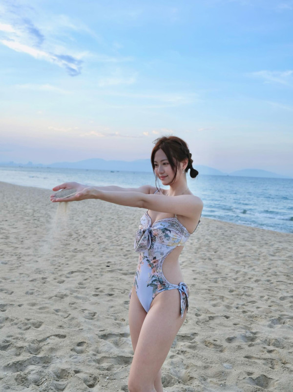 25歲游嘉欣一反常態罕晒泳衣照開邪惡大窿 身材二度發育眼前一亮：太犯規！