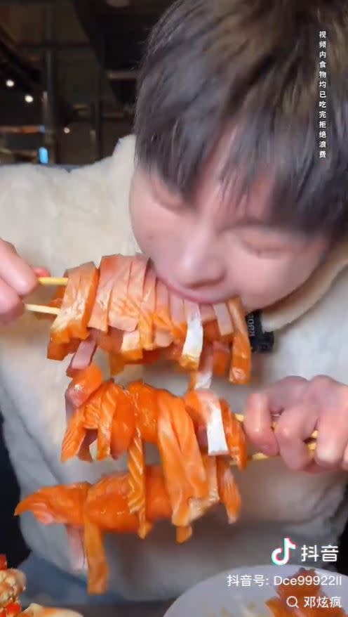內地大胃王網紅再襲日本自助餐！炸串放題麵糊當醬汁 無視規矩諷日本：遇到我算你倒霉