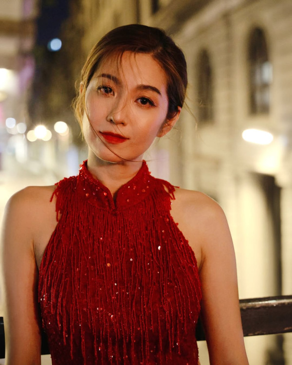 「最佳女配角」北上帶貨疲態盡現極心酸 著旗袍跳足10分鐘！凌晨收工坐地下食凍包