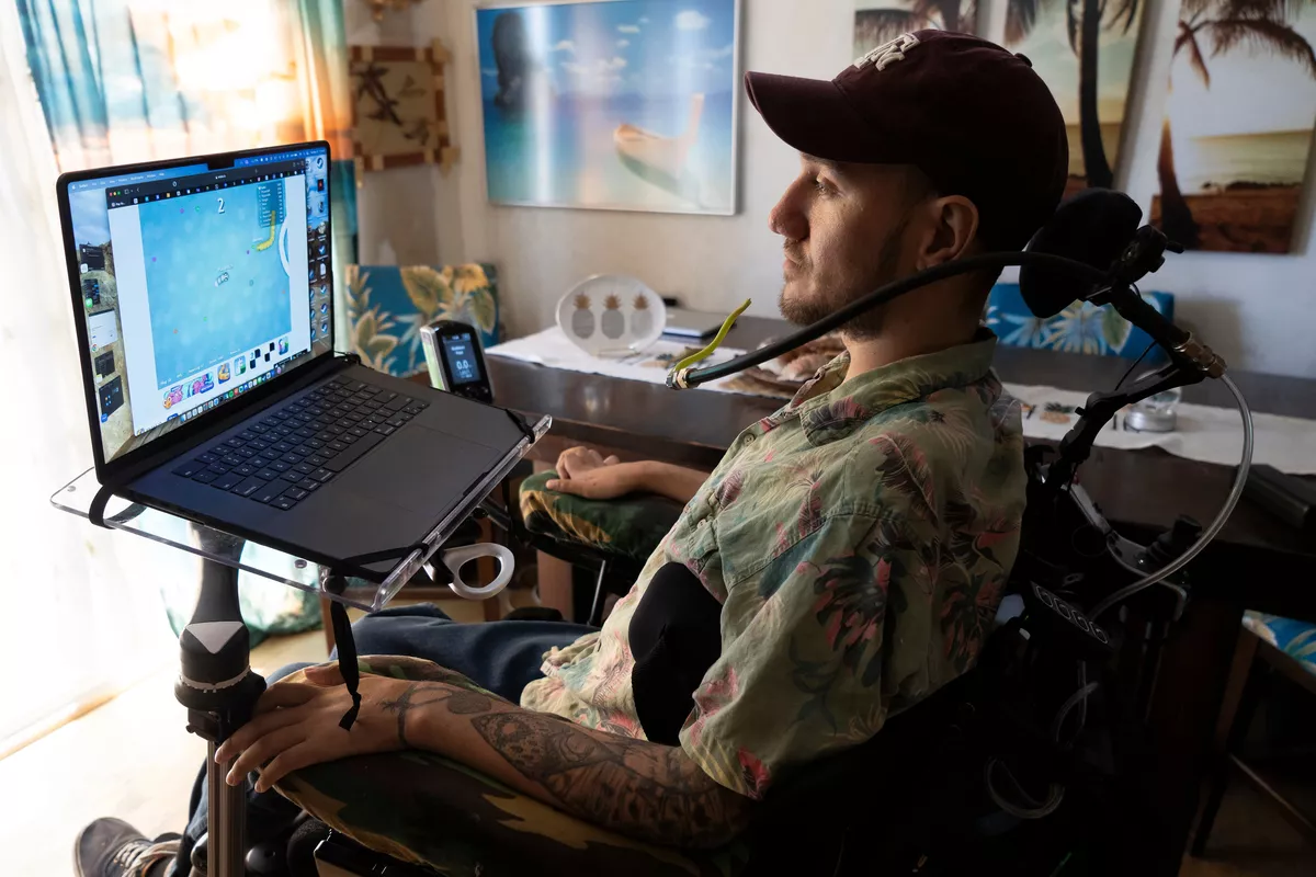 人機共生之路 全球首位Neuralink植入者現況 從8年高位癱瘓到意念創業