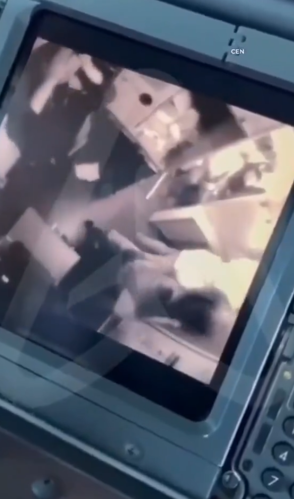 有片｜疑不滿被禁用手機狂打空姐頭臉！女乘客被制止後放聲狂笑無悔意 