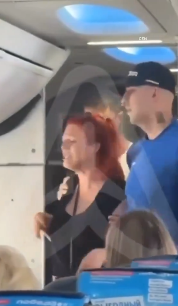 有片｜疑不滿被禁用手機狂打空姐頭臉！女乘客被制止後放聲狂笑無悔意 