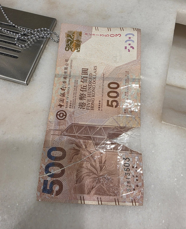 櫃員機吐出黐膠紙$500 港女慘呻銀行職員都唔信 銀行最終咁處理