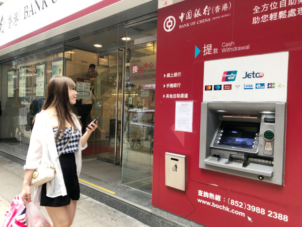 櫃員機吐出黐膠紙$500 港女慘呻銀行職員都唔信 銀行最終咁處理