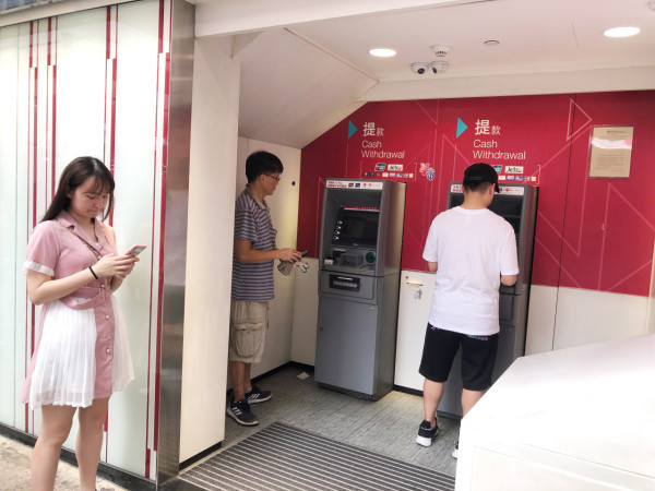 櫃員機吐出黐膠紙$500 港女慘呻銀行職員都唔信 銀行最終咁處理