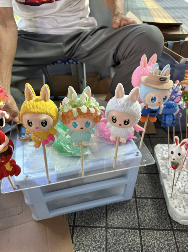 荃灣天橋伯伯賣Labubu黏土公仔 每隻$80路人幫襯讚有市場觸覺