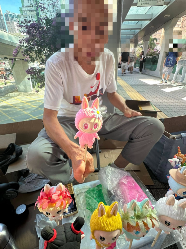 荃灣天橋伯伯賣Labubu黏土公仔 每隻$80路人幫襯讚有市場觸覺
