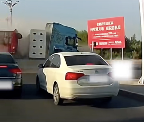 Tesla重大意外 大貨車高速撞擊Model Y 車主保命全靠...