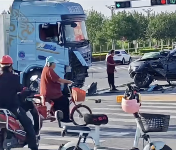 Tesla重大意外 大貨車高速撞擊Model Y 車主保命全靠...