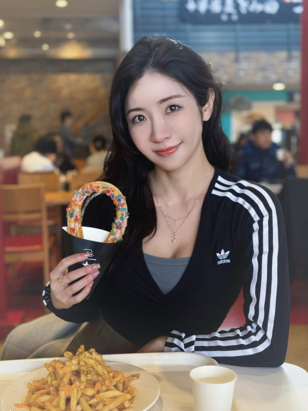 前東張女神利穎怡懷孕近8個月挺超巨肚 著5吋高跟鞋跳舞危險畫面曝光