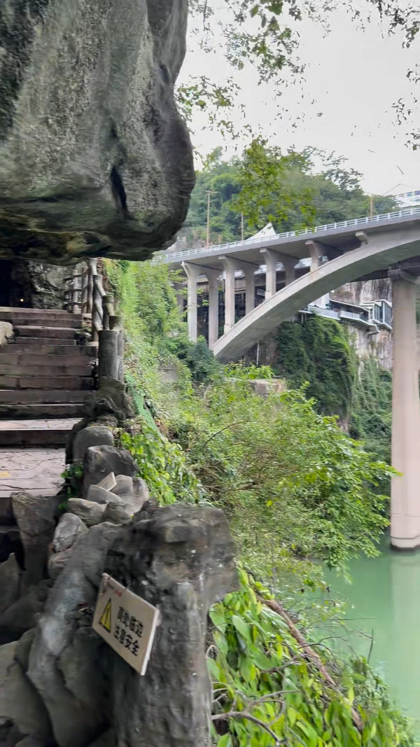 內地4A景區笨豬跳疑斷纜 女遊客從40米高墮湖 景區暫停營業 