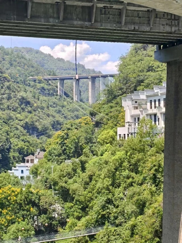 內地4A景區笨豬跳疑斷纜 女遊客從40米高墮湖 景區暫停營業 