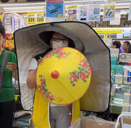 深水埗電子特賣城全新防曬神器！超巨型太陽帽爆紅 網民笑言：無慘都啱用！