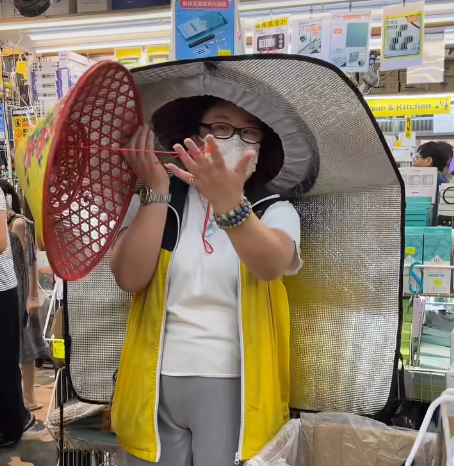 深水埗電子特賣城全新防曬神器！超巨型太陽帽爆紅 網民笑言：無慘都啱用！