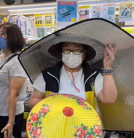 深水埗電子特賣城全新防曬神器！超巨型太陽帽爆紅 網民笑言：無慘都啱用！