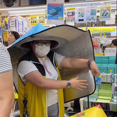 深水埗電子特賣城全新防曬神器！超巨型太陽帽爆紅 網民笑言：無慘都啱用！