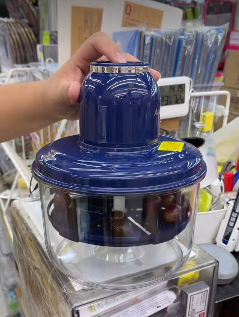 深水埗電子特賣城全新防曬神器！超巨型太陽帽爆紅 網民笑言：無慘都啱用！