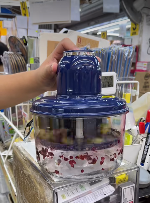 深水埗電子特賣城全新防曬神器！超巨型太陽帽爆紅 網民笑言：無慘都啱用！