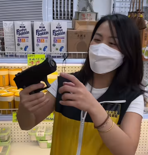 深水埗電子特賣城全新防曬神器！超巨型太陽帽爆紅 網民笑言：無慘都啱用！