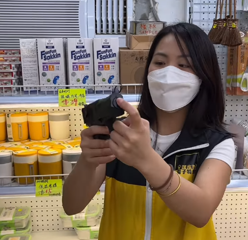 深水埗電子特賣城全新防曬神器！超巨型太陽帽爆紅 網民笑言：無慘都啱用！