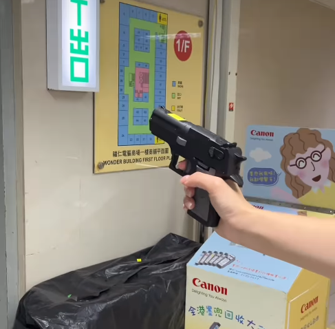 深水埗電子特賣城全新防曬神器！超巨型太陽帽爆紅 網民笑言：無慘都啱用！
