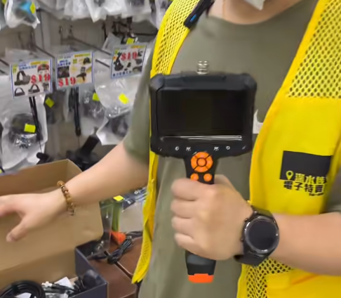 深水埗電子特賣城全新防曬神器！超巨型太陽帽爆紅 網民笑言：無慘都啱用！