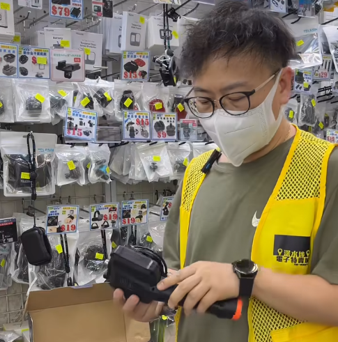 深水埗電子特賣城全新防曬神器！超巨型太陽帽爆紅 網民笑言：無慘都啱用！