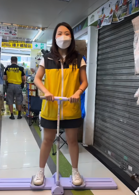 深水埗電子特賣城全新防曬神器！超巨型太陽帽爆紅 網民笑言：無慘都啱用！