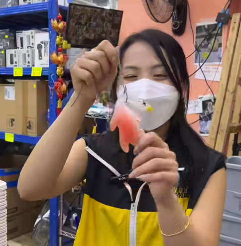 深水埗電子特賣城全新防曬神器！超巨型太陽帽爆紅 網民笑言：無慘都啱用！