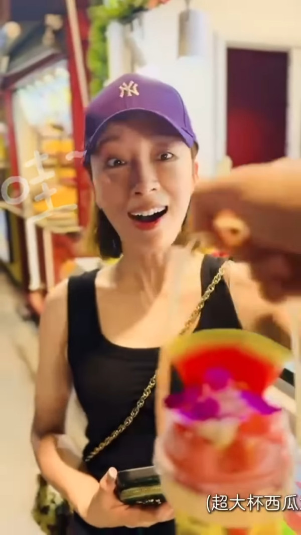 楊茜堯羅子溢生日拍拖放閃9年婚姻甜如初戀！公園貼地約會抽盲盒影chiikawa