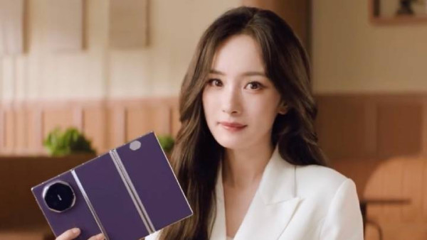 楊冪率先上手！華為Mate XTs來襲 辦公體驗媲美電腦？