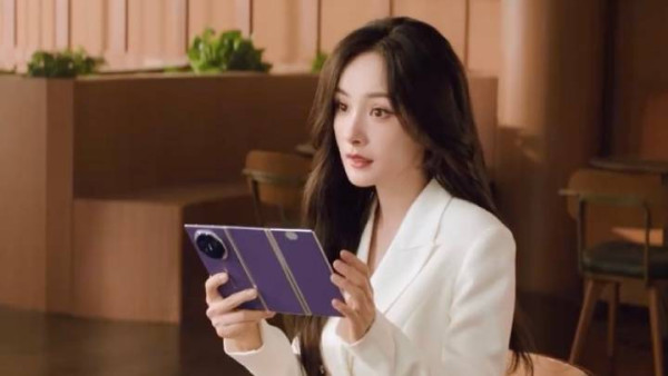 楊冪率先上手！華為Mate XTs來襲 辦公體驗媲美電腦？