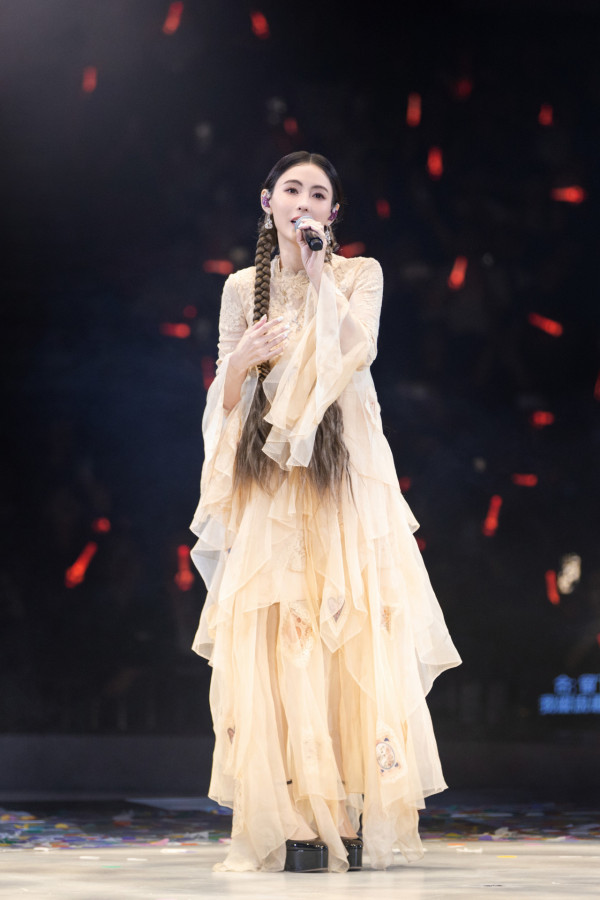 林家謙演唱會2025｜第九場破天荒邀張栢芝任嘉賓 台上圓夢合唱簽碟自肥