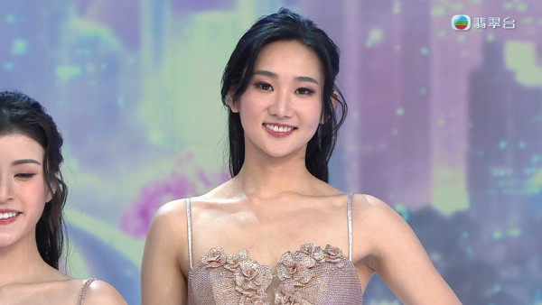 香港小姐2025｜無綫主席許濤夫人激罕現身貴氣逼人 選美季軍出身年過半百仍然好fit