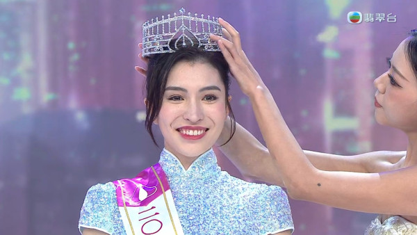 香港小姐2025｜無綫主席許濤夫人激罕現身貴氣逼人 選美季軍出身年過半百仍然好fit