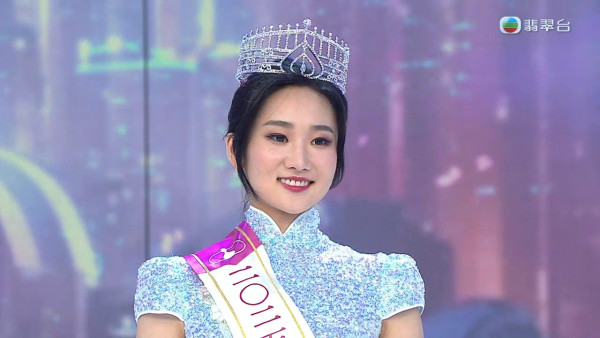 香港小姐2025｜無綫主席許濤夫人激罕現身貴氣逼人 選美季軍出身年過半百仍然好fit