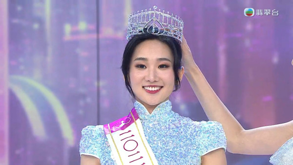 香港小姐2025｜無綫主席許濤夫人激罕現身貴氣逼人 選美季軍出身年過半百仍然好fit