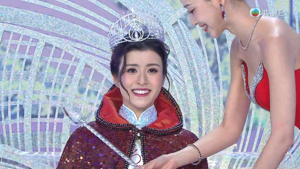 香港小姐2025｜無綫主席許濤夫人激罕現身貴氣逼人 選美季軍出身年過半百仍然好fit